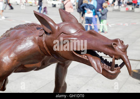 Berlin Allemagne. 7 Août, 2016. Du 6 août au 16 août 2016, une exposition de sculptures à la Berlin Hauptbahnhof, la gare principale, appelée Die Wölfe sind zurück ? Les loups sont de retour ? Les statues sont par artiste Rainer Opolka et sont contre la haine et la violence. L'exposition sera affichée dans tous les états allemands. Credit : Julie g Woodhouse/Alamy Live News Banque D'Images