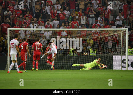 Le SL Benfica gardien Julio Cesar diving pour arrêter un tir au but lors de l'Supertaca Candido Oliveira football match contre SC Braga à Aveiro, Portugal Banque D'Images