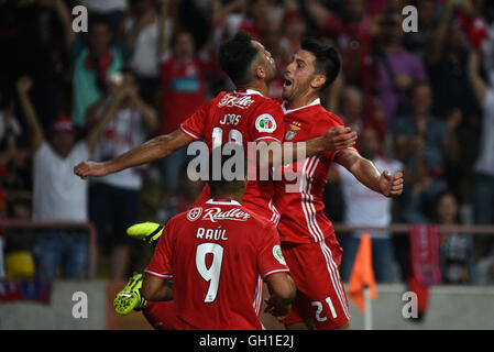 Le SL Benfica striker Jonas et son coéquipier Pizzi célèbrent leur deuxième but contre SC Braga au cours de l'Supertaca Candido Oliveira football match à Aveiro, Portugal Banque D'Images