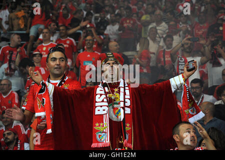 Le SL Benfica fans célèbrent leur victoire sur l'équipe de SC Braga dans l'Supertaca Candido Oliveira football match à Aveiro, Portugal Banque D'Images