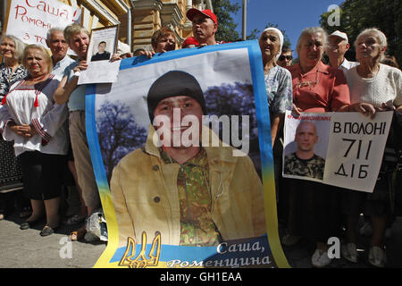 Kiev, Ukraine. 8 Août, 2016. Des parents et des militants tiennent des pancartes imagerie militaires ukrainiens et capturés par prisoned séparatistes pro-russes dans l'Est de l'Ukraine, au cours de la manifestation devant l'Administration du Président ukrainien Petro Poroshenko, à Kiev, Ukraine, le 08 août, 2016. Les militants et des parents invités à accélérer la libération et le retour des prisonniers de guerre ukrainiens pro-russes de la captivité séparatiste. Credit : ZUMA Press, Inc./Alamy Live News Banque D'Images