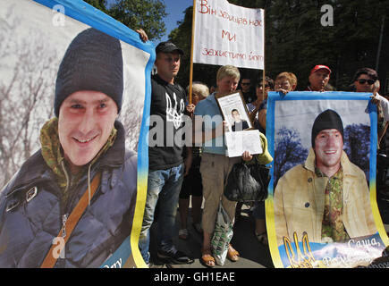 Kiev, Ukraine. 8 Août, 2016. Des parents et des militants tiennent des pancartes imagerie militaires ukrainiens et capturés par prisoned séparatistes pro-russes dans l'Est de l'Ukraine, au cours de la manifestation devant l'Administration du Président ukrainien Petro Poroshenko, à Kiev, Ukraine, le 08 août, 2016. Les militants et des parents invités à accélérer la libération et le retour des prisonniers de guerre ukrainiens pro-russes de la captivité séparatiste. Credit : ZUMA Press, Inc./Alamy Live News Banque D'Images