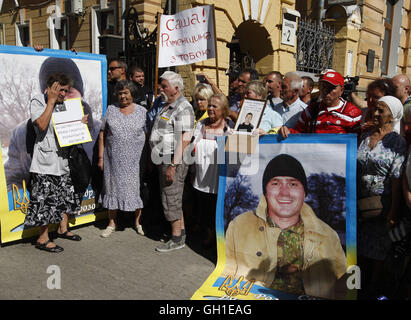 Kiev, Ukraine. 8 Août, 2016. Des parents et des militants tiennent des pancartes imagerie militaires ukrainiens et capturés par prisoned séparatistes pro-russes dans l'Est de l'Ukraine, au cours de la manifestation devant l'Administration du Président ukrainien Petro Poroshenko, à Kiev, Ukraine, le 08 août, 2016. Les militants et des parents invités à accélérer la libération et le retour des prisonniers de guerre ukrainiens pro-russes de la captivité séparatiste. Credit : ZUMA Press, Inc./Alamy Live News Banque D'Images