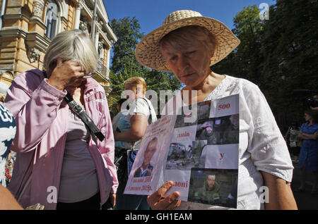 Kiev, Ukraine. 8 Août, 2016. Des parents et des militants tiennent des pancartes imagerie militaires ukrainiens et capturés par prisoned séparatistes pro-russes dans l'Est de l'Ukraine, au cours de la manifestation devant l'Administration du Président ukrainien Petro Poroshenko, à Kiev, Ukraine, le 08 août, 2016. Les militants et des parents invités à accélérer la libération et le retour des prisonniers de guerre ukrainiens pro-russes de la captivité séparatiste. Credit : ZUMA Press, Inc./Alamy Live News Banque D'Images