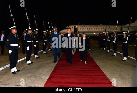 Buenos Aires, Argentine. 7e août 2016. Le Secrétaire Général des Nations Unies Ban Ki-moon (C) promenades avec le Ministre des affaires étrangères de l'Argentine Susana Malcorra (R) à l'Aeropark Aérostation militaire à Buenos Aires, capitale de l'Argentine, le 7 août 2016. © Roberto Daniel Garagiola/TELAM/Xinhua/Alamy Live News Banque D'Images