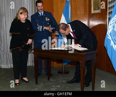 Buenos Aires, Argentine. 7e août 2016. Le Secrétaire Général des Nations Unies Ban Ki-moon (R) signe le livre d'or accompagné de Ministre des affaires étrangères argentin Susana Malcorra (L) à Buenos Aires, capitale de l'Argentine, le 7 août 2016. © Roberto Daniel Garagiola/TELAM/Xinhua/Alamy Live News Banque D'Images