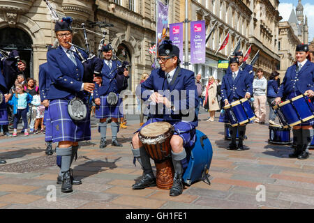 Glasgow, Ecosse, Royaume-Uni. Le 08 août, 2016. Le premier jour de 'Live' de la tuyauterie, un festival annuel de musique de cornemuse qui a eu lieu à divers endroits de la ville, plusieurs des participants internationaux pipe bands ont donné des concerts gratuits dans la région de George Square. L'événement se déroule sur 7 jours, comprend plus de 150 groupes à travers le monde et devrait attirer plus de 40 000 visiteurs supplémentaires à Glasgow. Credit : Findlay/Alamy Live News Banque D'Images