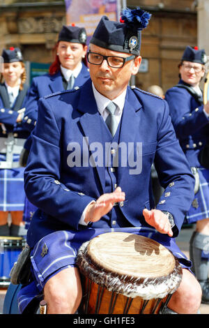 Glasgow, Ecosse, Royaume-Uni. Le 08 août, 2016. Le premier jour de 'Live' de la tuyauterie, un festival annuel de musique de cornemuse qui a eu lieu à divers endroits de la ville, plusieurs des participants internationaux pipe bands ont donné des concerts gratuits dans la région de George Square. L'événement se déroule sur 7 jours, comprend plus de 150 groupes à travers le monde et devrait attirer plus de 40 000 visiteurs supplémentaires à Glasgow. Credit : Findlay/Alamy Live News Banque D'Images