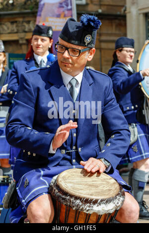 Glasgow, Ecosse, Royaume-Uni. Le 08 août, 2016. Le premier jour de 'Live' de la tuyauterie, un festival annuel de musique de cornemuse qui a eu lieu à divers endroits de la ville, plusieurs des participants internationaux pipe bands ont donné des concerts gratuits dans la région de George Square. L'événement se déroule sur 7 jours, comprend plus de 150 groupes à travers le monde et devrait attirer plus de 40 000 visiteurs supplémentaires à Glasgow. Credit : Findlay/Alamy Live News Banque D'Images