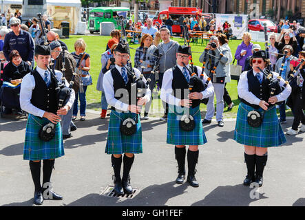 Glasgow, Ecosse, Royaume-Uni. Le 08 août, 2016. Le premier jour de 'Live' de la tuyauterie, un festival annuel de musique de cornemuse qui a eu lieu à divers endroits de la ville, plusieurs des participants internationaux pipe bands ont donné des concerts gratuits dans la région de George Square. L'événement se déroule sur 7 jours, comprend plus de 150 groupes à travers le monde et devrait attirer plus de 40 000 visiteurs supplémentaires à Glasgow. Credit : Findlay/Alamy Live News Banque D'Images