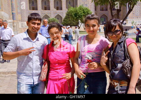 Portrait de quatre étudiants ouzbeks au Reghistan à Samarkand, Ouzbékistan Banque D'Images