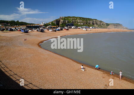 La plage avec les bateaux de pêche et les falaises en arrière-plan, Hastings, Sussex, Grande Bretagne Banque D'Images