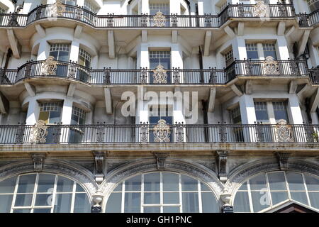 Métal orné d'un balcon au Palace Court, Hastings, Sussex, Grande Bretagne Banque D'Images