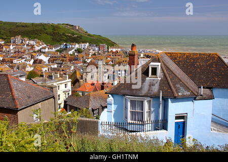 Vue générale de la vieille ville de Hastings de West Hill, Hastings, Sussex, Grande-Bretagne, collines verdoyantes et la mer en arrière-plan Banque D'Images