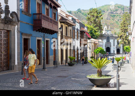 TEROR, Gran Canaria, Espagne - 1 août 2016 : les touristes et les habitants de Royal Street, la rue principale de la petite ville de l'inter Banque D'Images