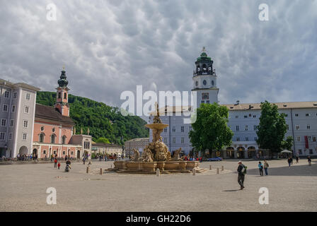 Belle vue de Residenzplatz Salzbourg célèbre avec DomQuartier et Dom zu Salzburg sur arrière-plan, journée ensoleillée à Salzbourg, Salzb Banque D'Images