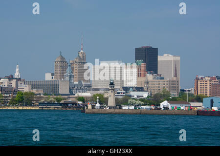 New York, vue sur le lac de Buffalo city skyline, avec phare. Banque D'Images