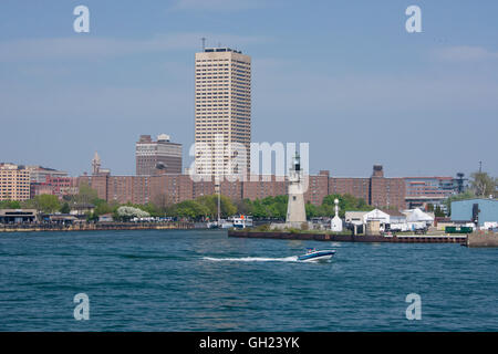 New York, vue sur le lac de Buffalo city skyline, avec phare. Banque D'Images