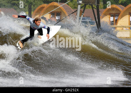 Surfer chez Red Bull concours Unleashed Snowdonia Surf Banque D'Images