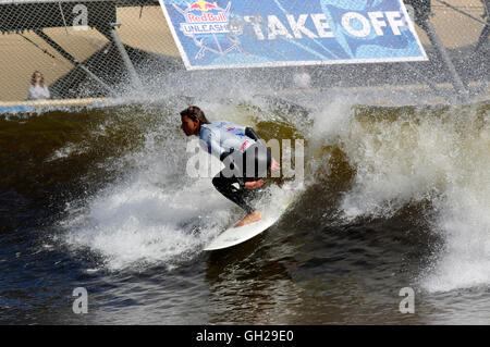 Surfer chez Red Bull concours Unleashed Snowdonia Surf Banque D'Images