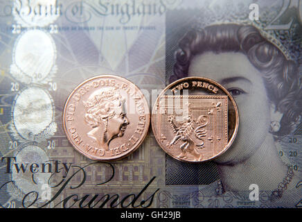 Deux pence coins sur vingt livre, Londres Banque D'Images