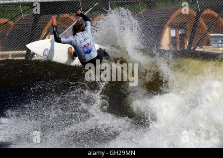 Surfer chez Red Bull concours Unleashed Snowdonia Surf Banque D'Images