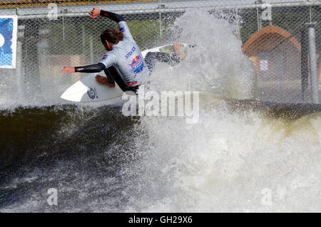 Surfer chez Red Bull concours Unleashed Snowdonia Surf Banque D'Images