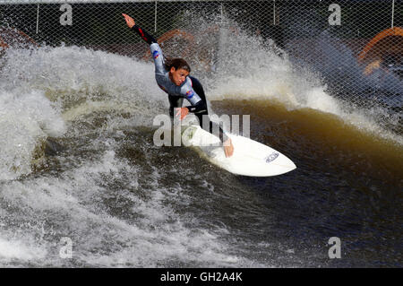 Surfer chez Red Bull concours Unleashed Snowdonia Surf Banque D'Images