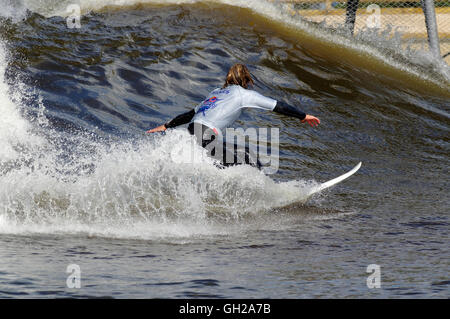 Surfer chez Red Bull concours Unleashed Snowdonia Surf Banque D'Images