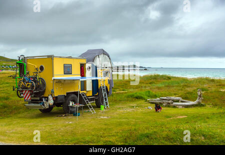 Grand camping-ex-militaires-van sur la plage en Norvège Banque D'Images