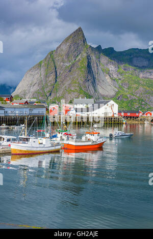 Reine, Lofoten, avec vue sur la mer et les montagnes environnantes Banque D'Images