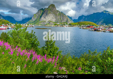 Reine, Lofoten, avec vue sur la mer et les montagnes environnantes Banque D'Images