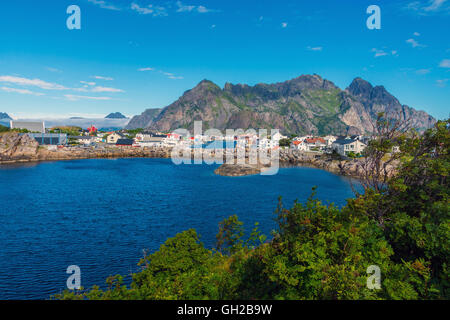 Les tuyaux d'eau bleu et le port de Henningsvær dans les îles Lofoten, Norvège, Scandinavie, l'Europe avec les montagnes environnantes Banque D'Images