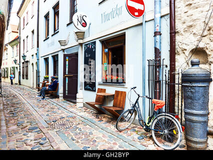 Rue étroite de la vieille ville de Riga. Rue bordée d'un peu de magasins de souvenirs, restaurants et cafés Banque D'Images