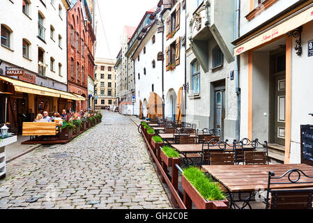 Les touristes assis dans un café avec terrasse dans la vieille ville de Riga. L'Europe du Nord. La Lettonie Banque D'Images