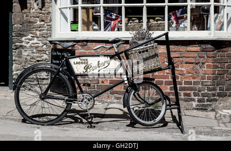 Boulangerie Lacock Lacock, vélo, Wiltshire, Angleterre Banque D'Images