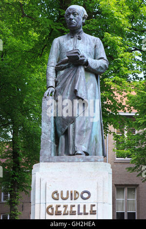 Monument à l'écrivain belge, poète et prêtre catholique (1830-1899) Guido Gezelle à Bruges, Belgique Banque D'Images