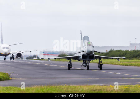 Un RAF Typhoon taxis en face de l'appareil photo à l'aéroport John Lennon de Liverpool. Banque D'Images