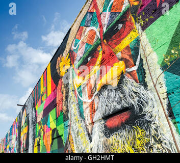 Intitulé "Nous sommes tous un", l'artiste brésilien Eduardo Kobra présente une murale colorée dans la zone portuaire de Rio de Janeiro Banque D'Images