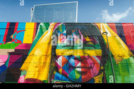 Intitulé "Nous sommes tous un", l'artiste brésilien Eduardo Kobra présente une murale colorée dans la zone portuaire de Rio de Janeiro Banque D'Images