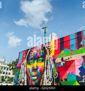 Intitulé "Nous sommes tous un", l'artiste brésilien Eduardo Kobra présente une murale colorée dans la zone portuaire de Rio de Janeiro Banque D'Images