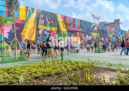 Intitulé "Nous sommes tous un", l'artiste brésilien Eduardo Kobra présente une murale colorée dans la zone portuaire de Rio de Janeiro Banque D'Images