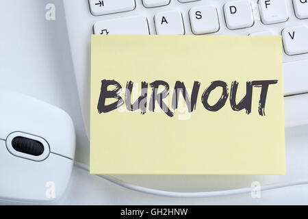 Burnout stress maladie malade a souligné au travail business concept du bureau clavier de l'ordinateur Banque D'Images