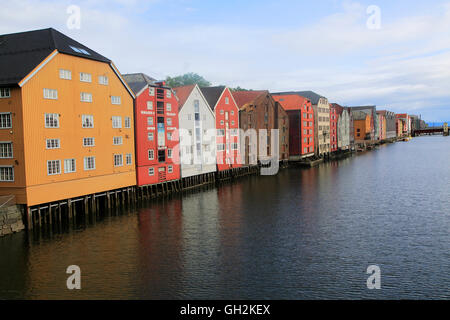 Au bord de l'historique des bâtiments de l'entrepôt sur la rivière Nidelva, Bryggene, Trondheim, Norvège Banque D'Images
