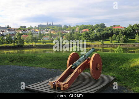 Voir sur la rivière Nidelva vers l'Université Norvégienne de Science et Technologie, Trondheim, Norvège Banque D'Images