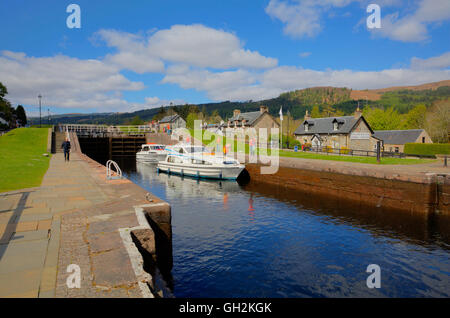 Des bateaux et des gens se déplaçant dans des portes de l'écluse sur le Canal Calédonien Fort Augustus Scotland UK d'écluses à Loch Ness Banque D'Images