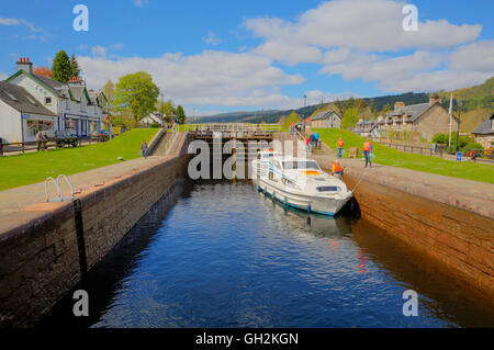 Bateaux passant à travers l'écluses sur le Canal Calédonien Fort Augustus Scotland UK d'écluses à Loch Ness Banque D'Images