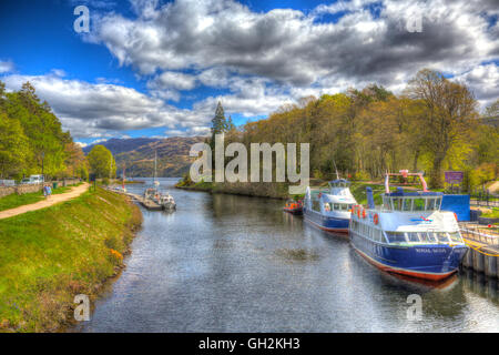 Bateaux dans Fort Augustus en Écosse, au Royaume-Uni, où le canal calédonien répond à Loch Ness en HDR colorés Banque D'Images