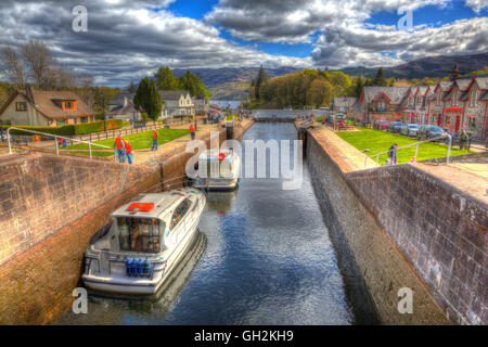 Bateaux passant à travers l'écluses sur le Canal Calédonien Fort Augustus Scotland UK d'écluses à Loch Ness HDR colorés Banque D'Images