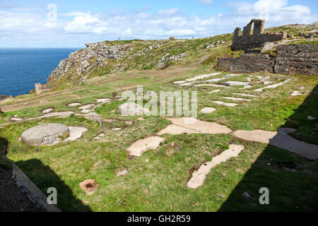 La cheminée, fours et vestiges de l'arsenic raffinage labyrinthe travaille à la mine Botallack Cornwall England UK Banque D'Images